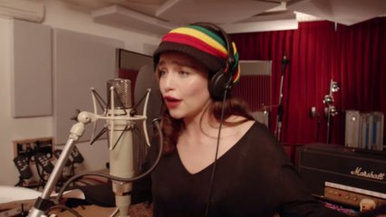 Game of Thrones saison 5 : Emilia Clarke chante pour la bonne cause