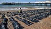 200 sacs mortuaires allongés sur une plage anglaise