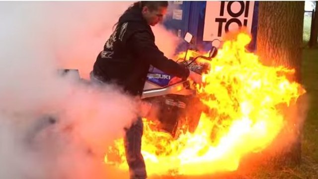 Un motard fait un peu trop chauffer son moteur