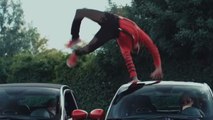 Une bande de pote fait du parkour sur le toit de Fiat 500 Abarth