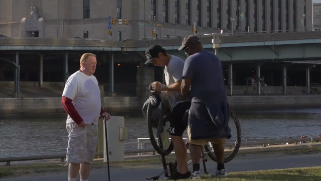 Ils font croire que leurs parties sensibles sont coincées dans la roue d'un vélo