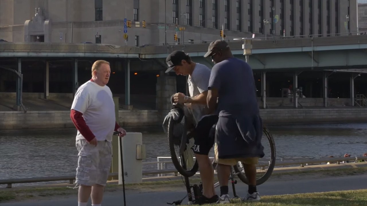 Ils font croire que leurs parties sensibles sont coincées dans la roue d'un vélo