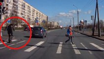 Il frôle la mort en traversant la rue avec son skateboard