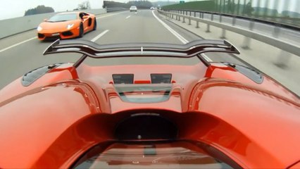 Il teste la puissance d'une Koenigsegg Agera R sur l'autoroute