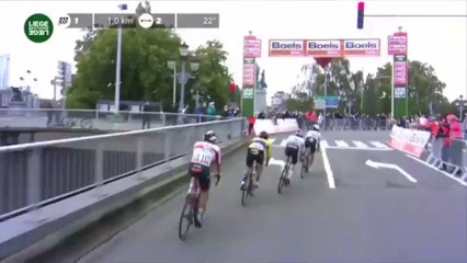 Cyclisme : Julian Alaphilippe se fait rattraper sur la ligne après avoir levé les mains trop tôt (VIDEO)