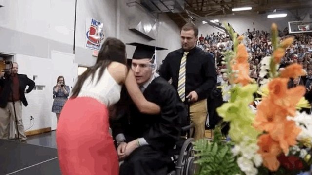 Pronostiqué handicapé à vie, il va surprendre tout le monde à sa remise de diplôme