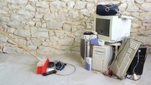 Elle commet l'erreur de sa vie en jetant un vieil ordinateur