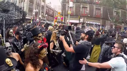 Spectre : le nouveau James Bond dévoile sa scène d'ouverture titanesque dans un making-of