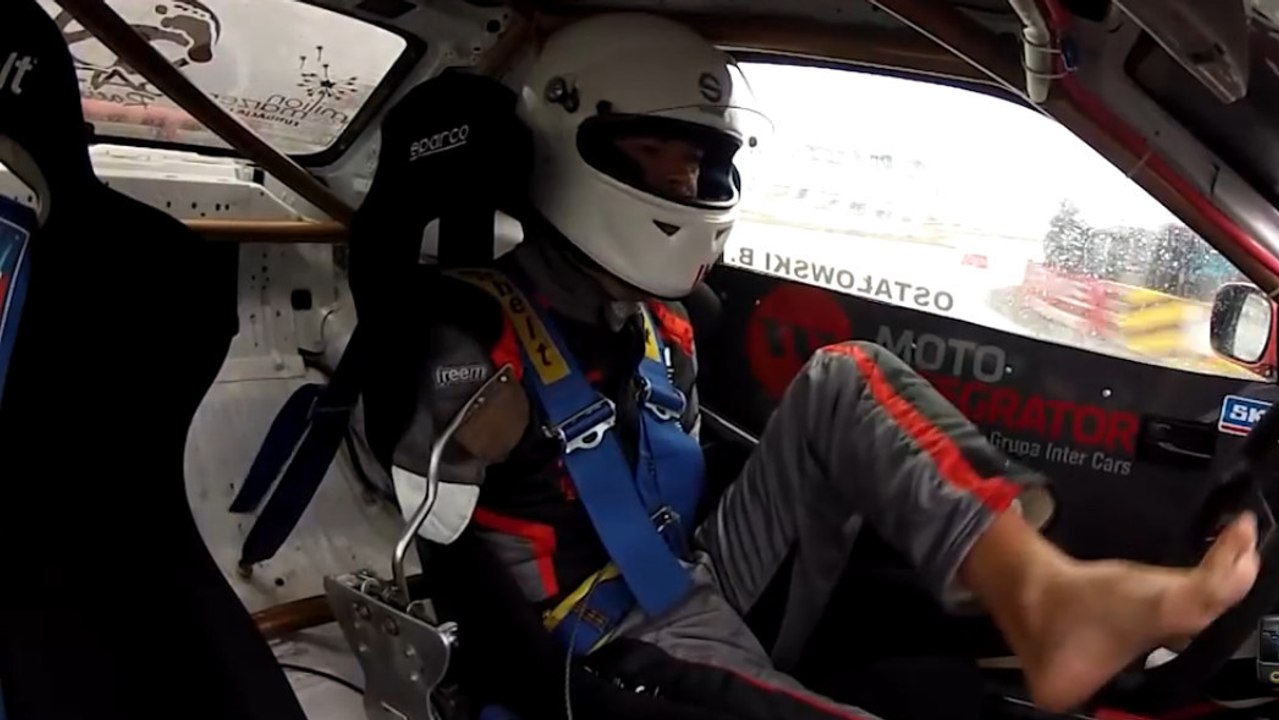 Il réalise des drifts sur une Nissan Skyline R34 avec ses pieds