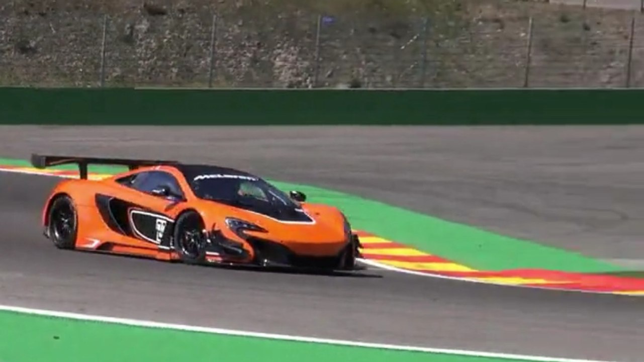 Cette McLaren 650S GT3 brûle la piste du circui...