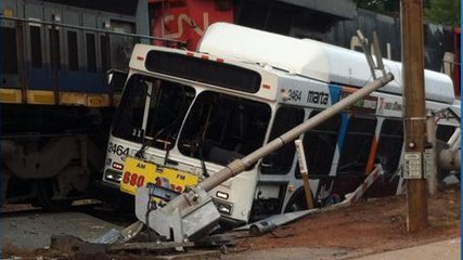 Des passagers se sauvent in extremis d'un bus coincé sur un passage à niveau