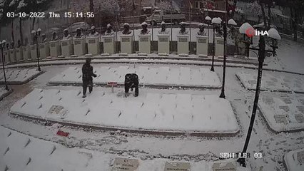 Çanlı 2 genç sembolik mezar taşlarındaki karları temizledi... O anlar kamerada