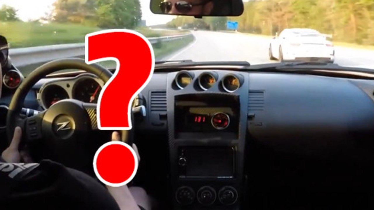 Deux voitures de sport en pleine course se font battre par le plus improbable des véhicules