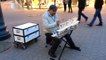 Un musicien reprend du Bach dans les rues de Budapest avec un instrument surprenant