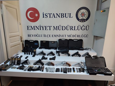 Silah kaçakçısına operasyon: Mini cephanelik ele geçirildi