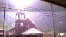Le toit d'une église frappé par un éclair d'une violence incroyable