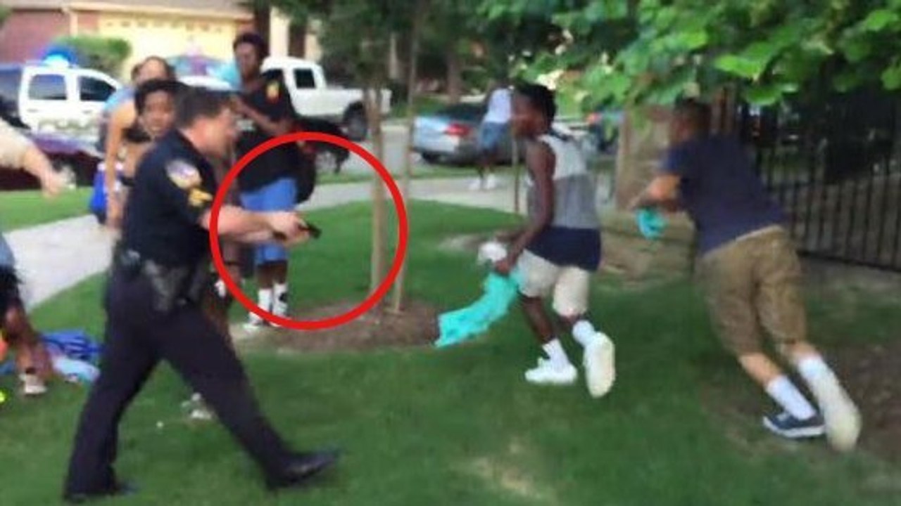 Un policier sort son arme durant une fête entre adolescents