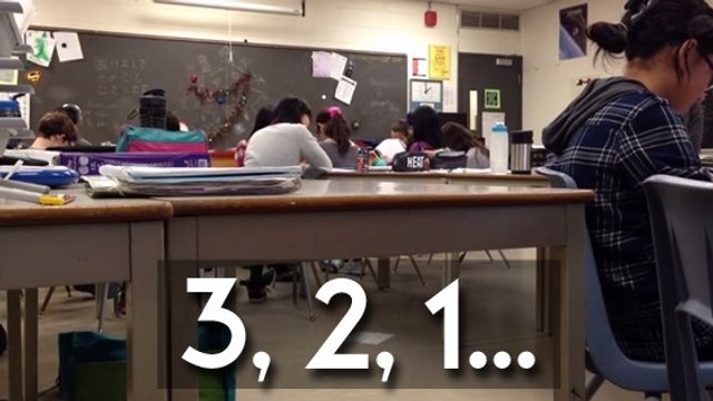 Ces élèves font une blague très drôle à ce professeur