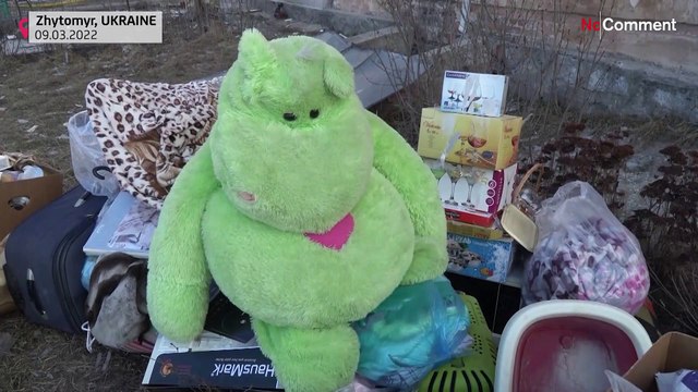 شاهد: رجال الإطفاء يعملون على تنظيف أنقاض مبنى تعرض لهجوم جوي في خاركيف