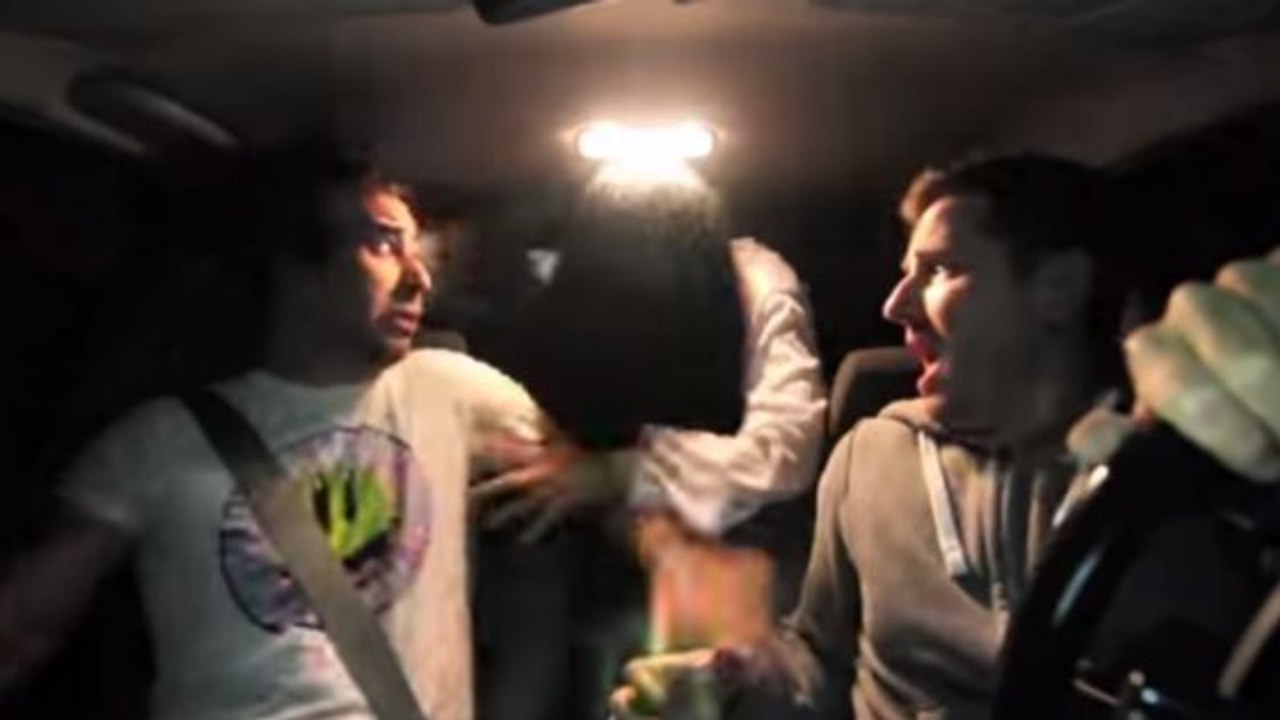 Deux potes en voiture croisent la chose la plus terrifiante du monde