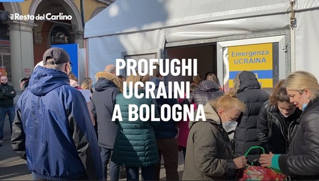 Profughi ucraini a Bologna, il video delle lunghe file per l'accoglienza