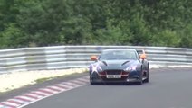 L'Aston Martin Vantage GT12 teste sa puissance sur le mythique circuit de Nürburgring