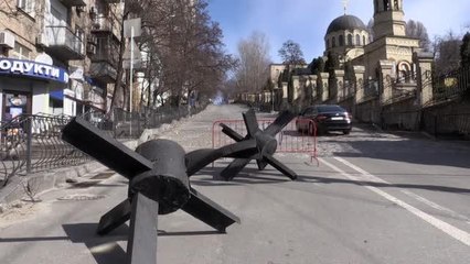 Müzeden çıkarılan 2. Dünya savaşından kalma "tank kapanı" Kiev'de barikat olarak kullanılıyor