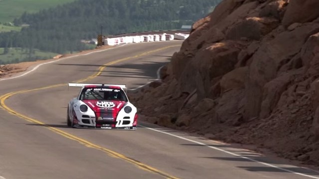 A bord de sa Porsche GT3 Cup Turbo ce pilote gravit un col de montagne avec une facilité déconcertante