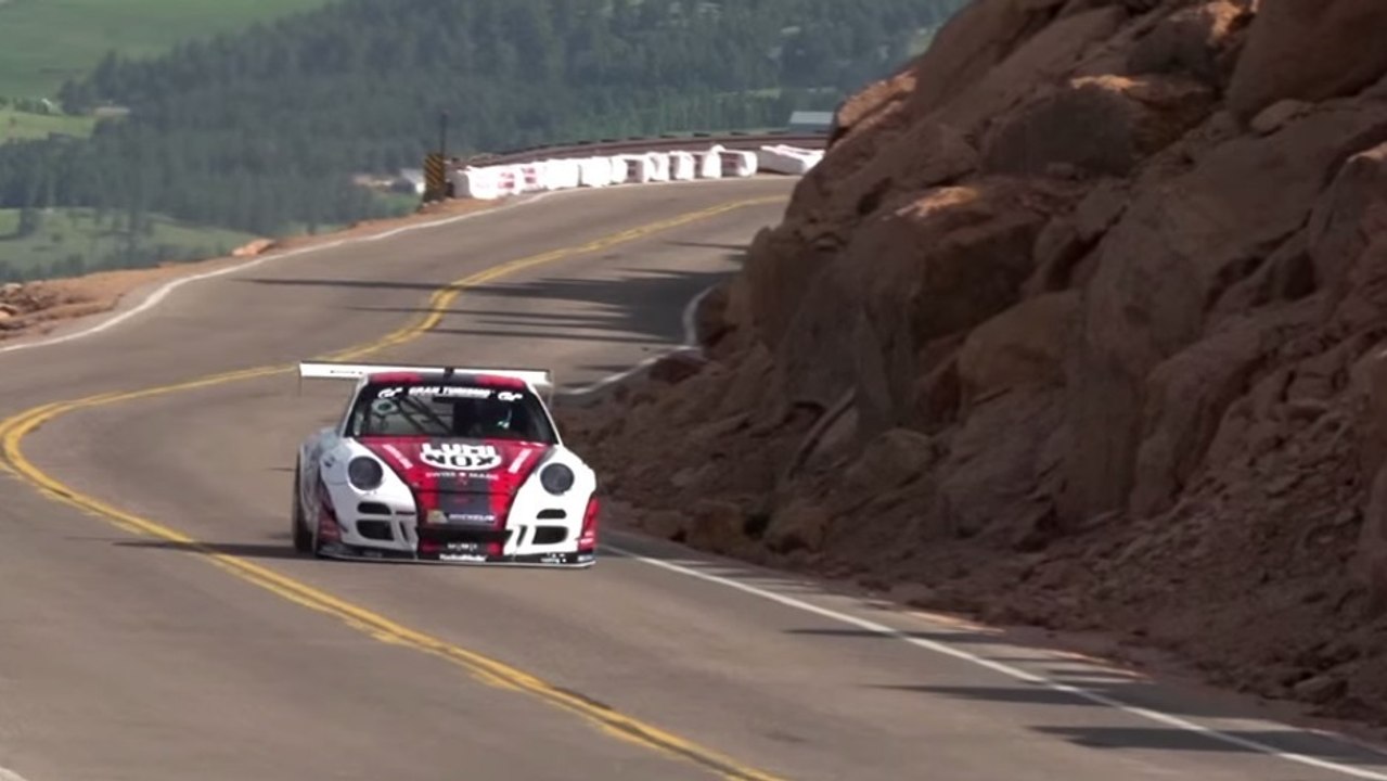 A bord de sa Porsche GT3 Cup Turbo ce pilote gravit un col de montagne avec une facilité déconcertante