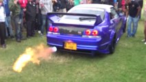 Une Lamborghini Diablo et une Nissan GT-R se lancent dans un concours de flammes impressionnant