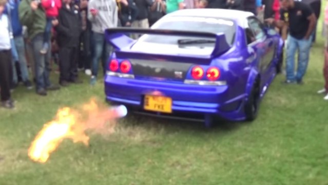 Une Lamborghini Diablo et une Nissan GT-R se lancent dans un concours de flammes impressionnant