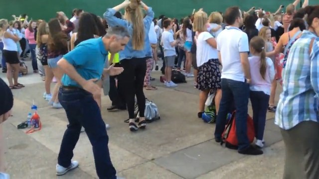 Ce papa a le rythme dans la peau, il enflamme le dancefloor à lui tout seul