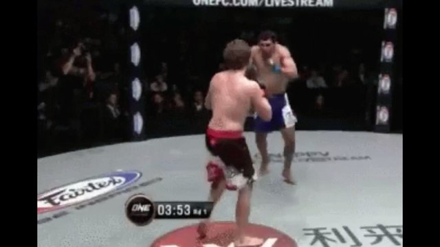 MMA : une combattante inflige un KO si violent qu'il fait sauter les lumières de la salle