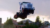 Ce camion semi-remorque va réaliser un saut spectaculaire