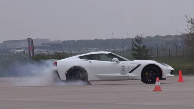 À bord de sa Chevrolet Corvette C7 Stingray il tente des drifts impressionnants
