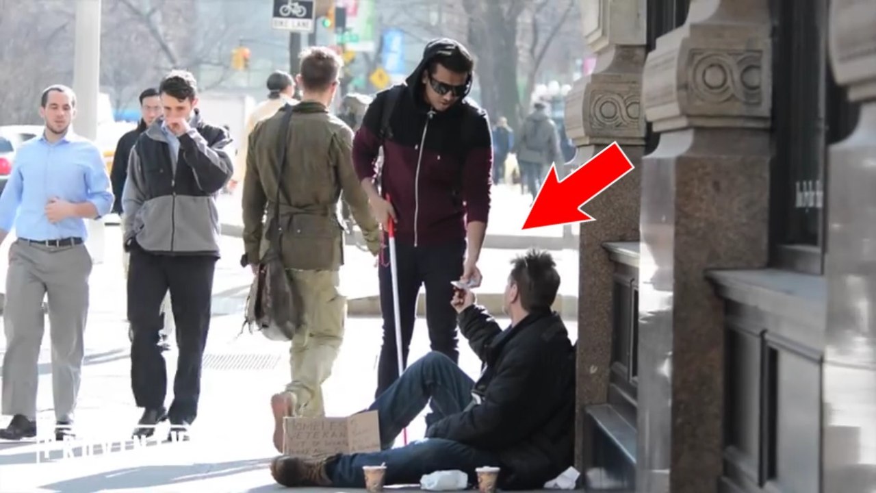 Un aveugle demande aux gens de l'aider à vérifier un ticket de loterie gagnant