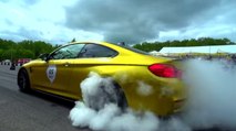 Une magnifique Mercedes C63 AMG dorée affronte une BMW M4 et une Audi RS7