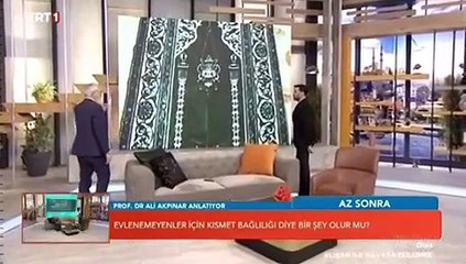 TRT1 ekranlarında ilginç anlar! Seccade üzerinde ''şeytan'' arandı