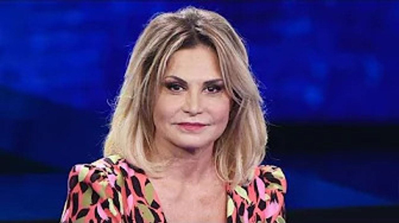 Ultima Fermata, Maria De Filippi ha scelto Simona Ventura come voce narrante: le clamorose anticipaz