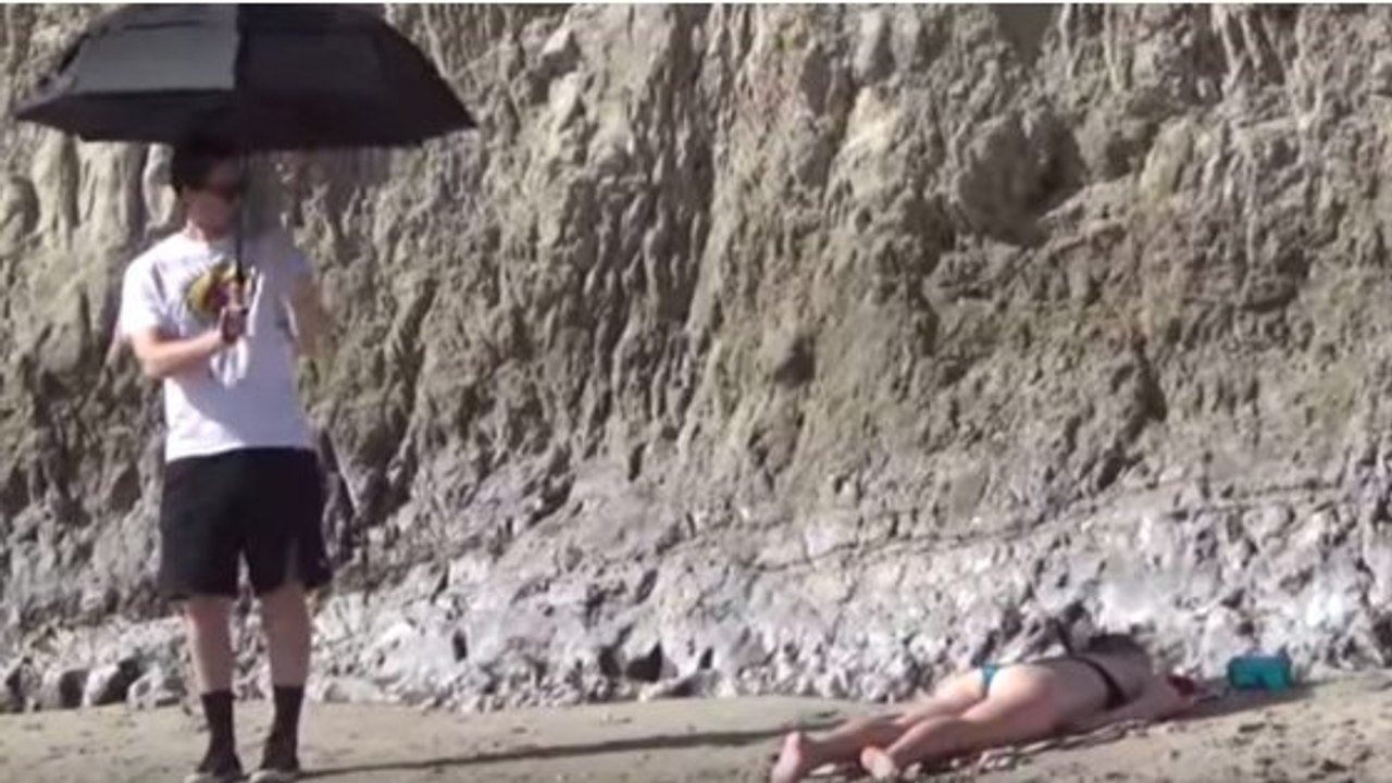 Cet homme a décidé d'ennuyer les jolies filles sur la plage, mais il a une bonne raison de le faire