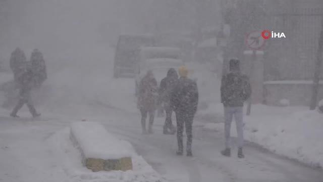 Tatvan'da kar yağışı... 35 köy yolu ulaşıma kapanırken okullar ise tatil edildi
