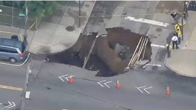 New York : Une portion de route s'effondre à Brooklyn et fait apparaitre un trou géant