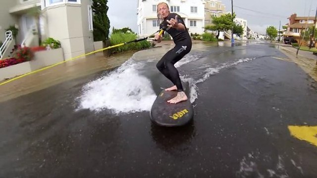 Tirés par un 4X4, ils font du surf dans une ville inondée