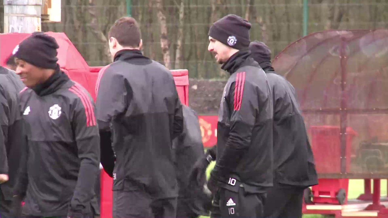 Zlatan Ibrahimovic : la star du Milan AC fait le buzz en plein match avec un échauffement assez improbable