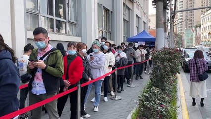 سكان شنغهاي يخضعون لفحوص كورونا مع تسجيل البلاد أعلى حصيلة إصابات منذ عامين