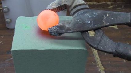 Que se passe-t-il quand on place une bille de métal incandescente sur de la mousse florale ?