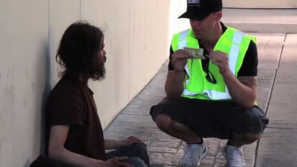 Magicien, Rob Anderson crée de l'argent pour aider les sans-abris !
