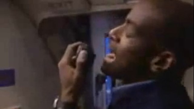 Ce steward rappe les consignes de sécurité à ses passagers