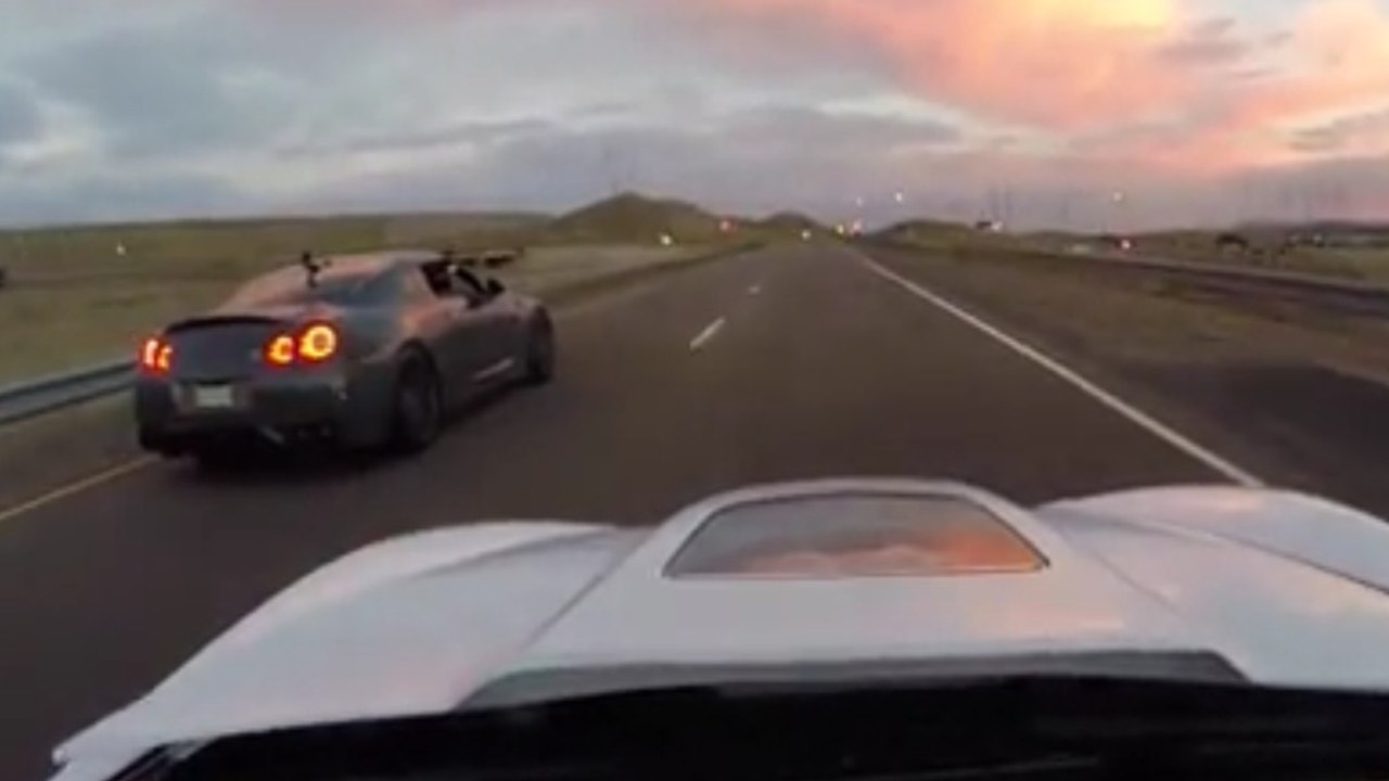 Toyota Supra, Nissan GT-R... Les plus puissantes voitures s'affrontent en pleine autoroute