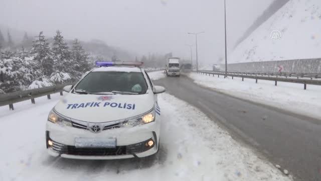Samsun-Ankara kara yolunda kar nedeniyle ulaşımda aksama yaşanıyor